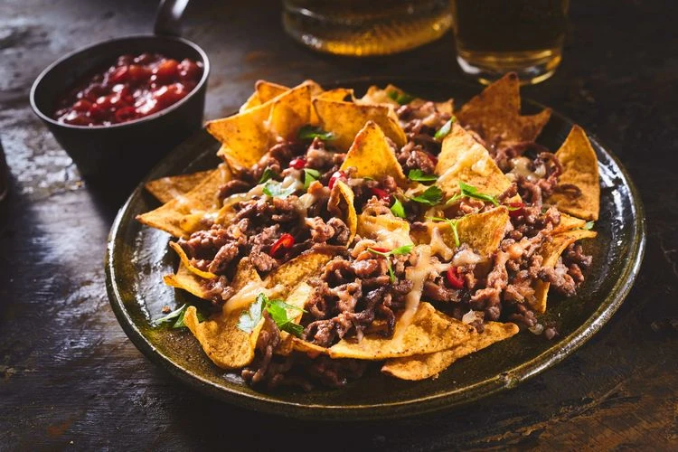 Nachos mit Chili con Carne und Käse