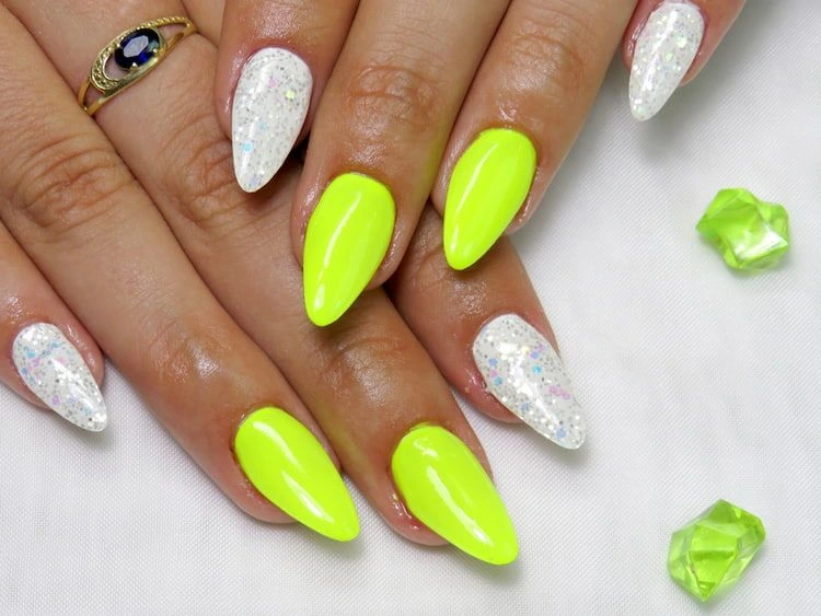 Neon Nägel mit Glitzer - Das ist der Top Trend für den Sommer