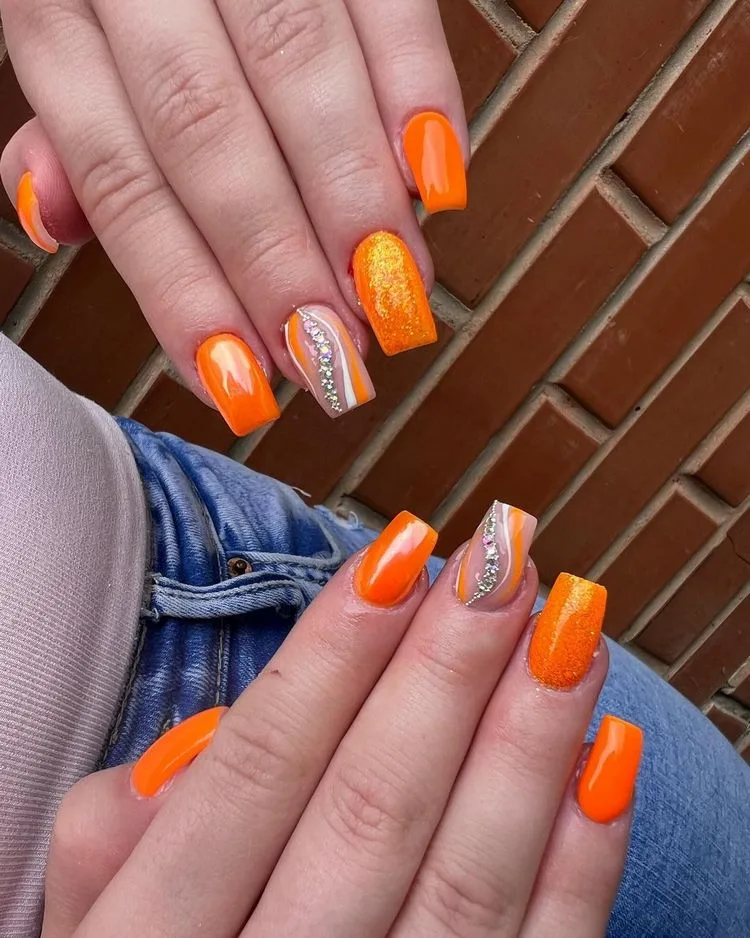 Neon orange Nägel mit Glitzer