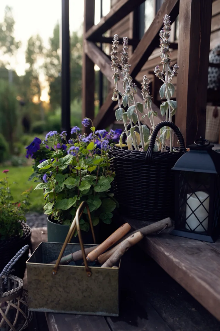 Rustikale Deko für die Treppe im Garten