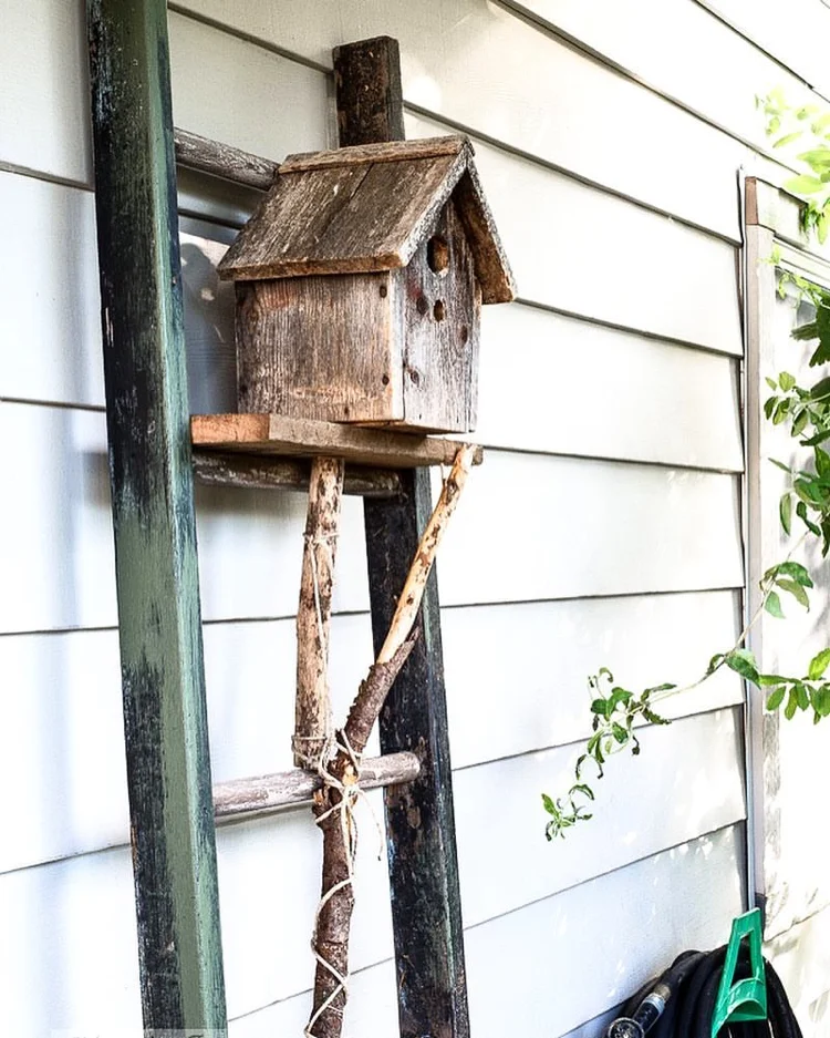 Rustikale Deko vor der Haustür alte Leiter mit Vogelhaus aus Holz