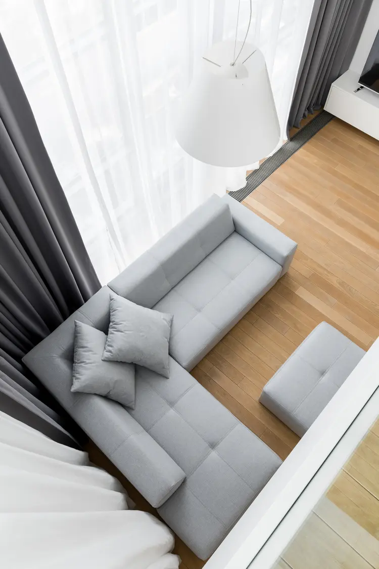 Schmales Wohnzimmer einrichten mit Ecksofa und TV-Schrank gegenüber mit minimalistischem Stil