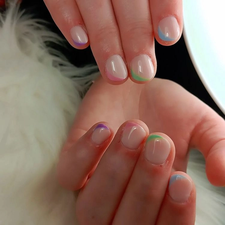 Seitliche Tips mit 2 Nagellackfarben