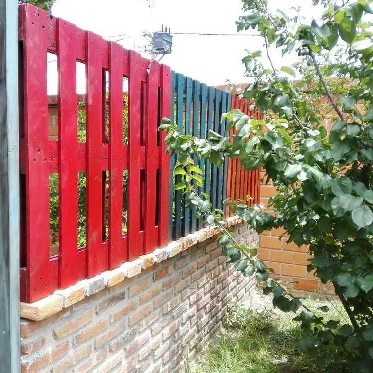 Sichtschutz aus Paletten bauen - Niedrige Mauer erhöhen für mehr Privatsphäre