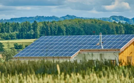 Solarpaneele mit Speicher auf dem Dach