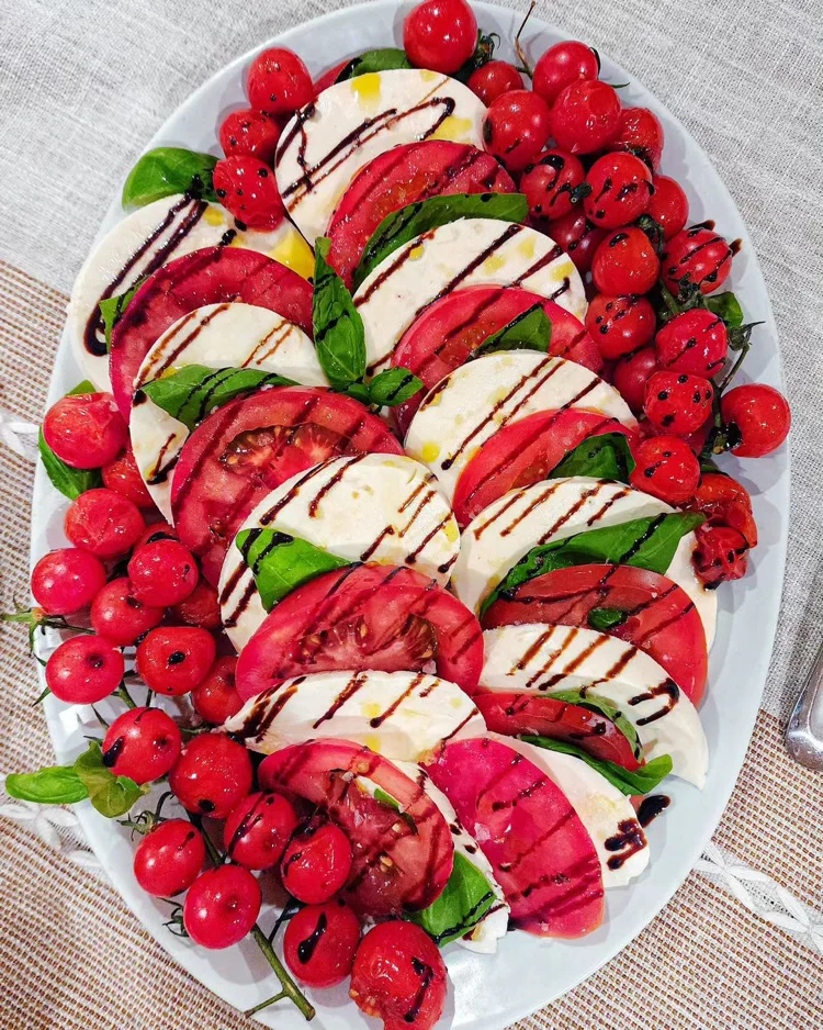 Sommer Salat Idee mit Tomaten Mozzarella und Basilikum
