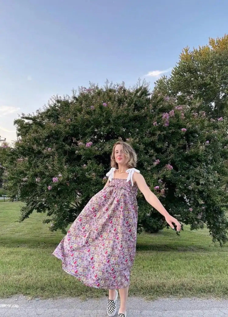 Sommerkleid mit Blümchen und Vans