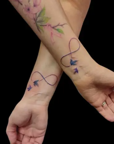 Tattoos, die das Unendlichkeitssymbol am Handgelenk umfassen