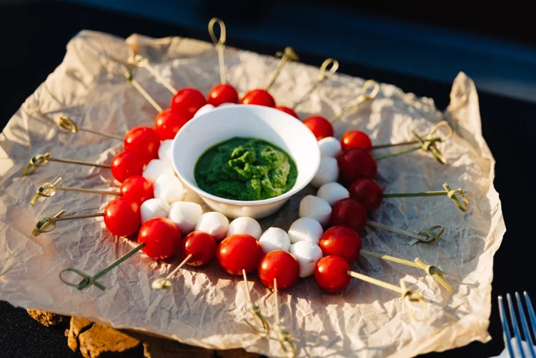 Tomate Mozzarella Spieße mit Pesto Dip für Gartenparty