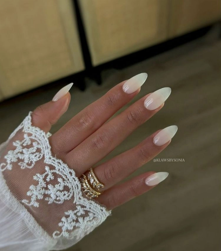 Trendige Milky Nails in Mandelform