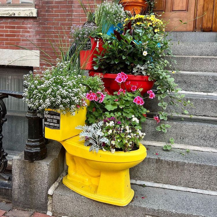 Treppendeko für Stadthäuser mit bunt lackierten WCs