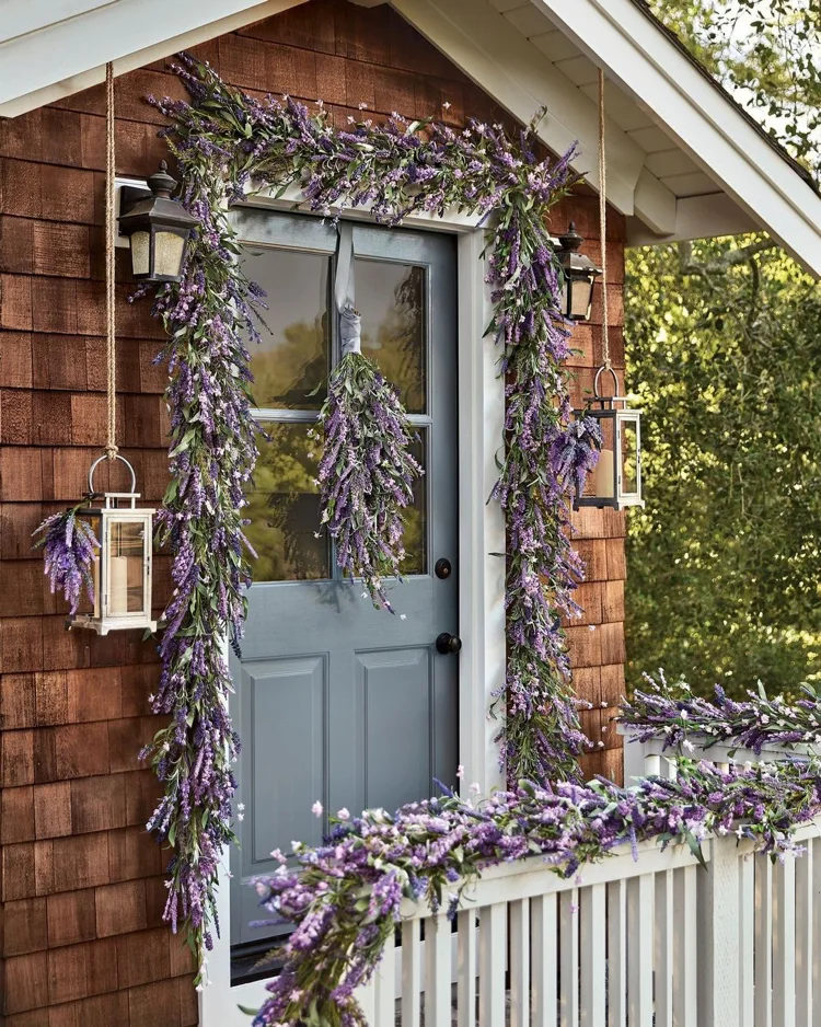 Treppengeländer Deko im Sommer mit Lavendel