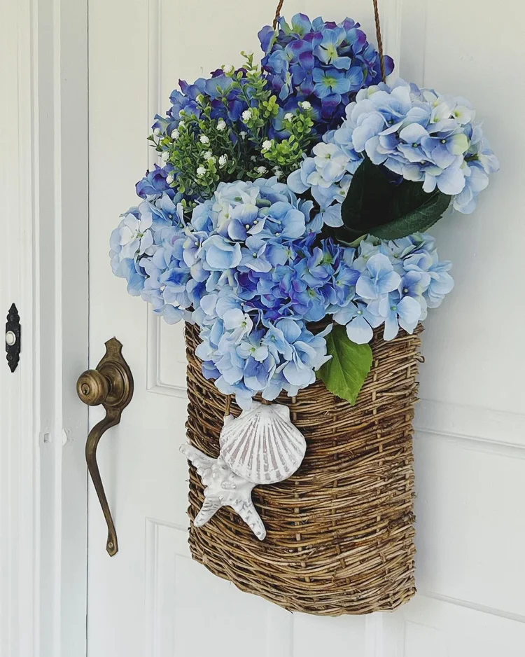 Türdeko für den Sommer Korb mit blauen Hortensien und Muscheln statt Kranz