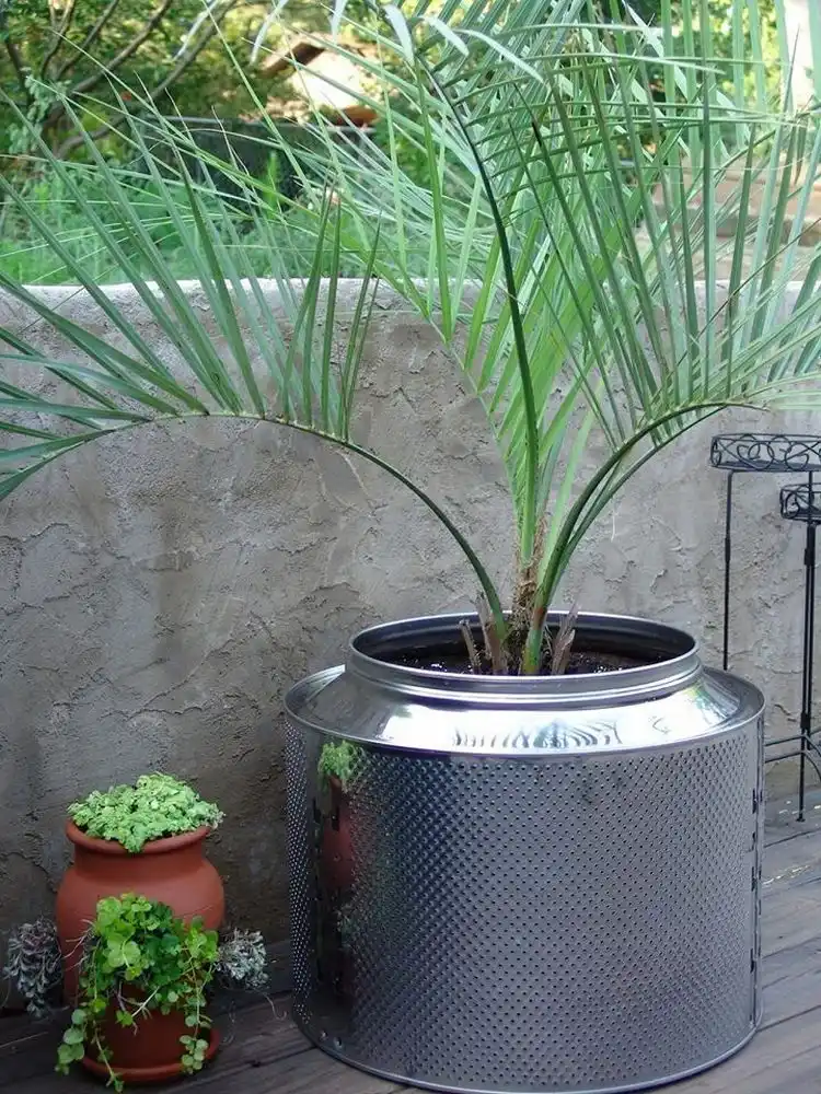 Upcycling-Ideen für die Waschmaschinentrommel - Praktische Blumenkübel für den Garten