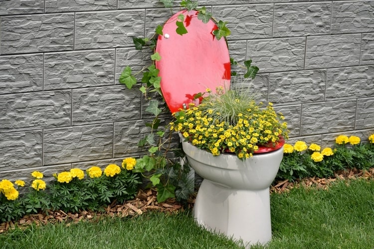 Wanddeko für den Außenbereich - Terrasse mit gelben Blumen und Efeu schmücken