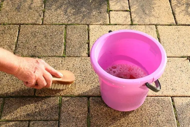 Was ist die Soda? Terrasse sauber bekommen mit Hausmitteln