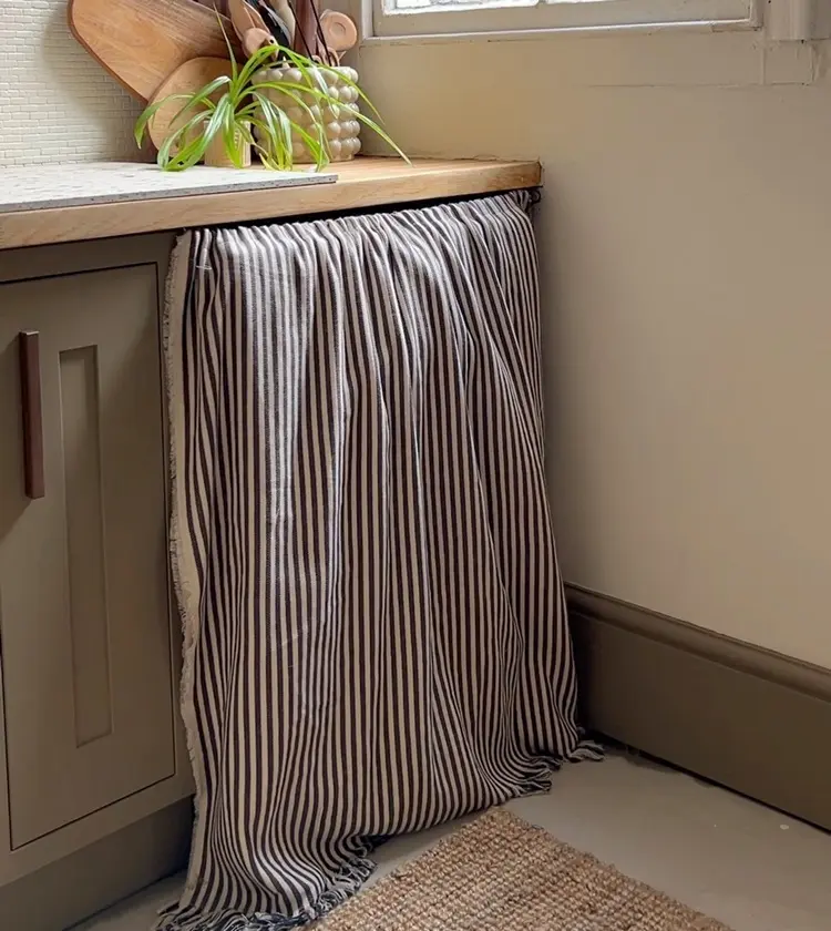 Waschmaschine in der Küche aufstellen und hinter einem Vorhang verstecken