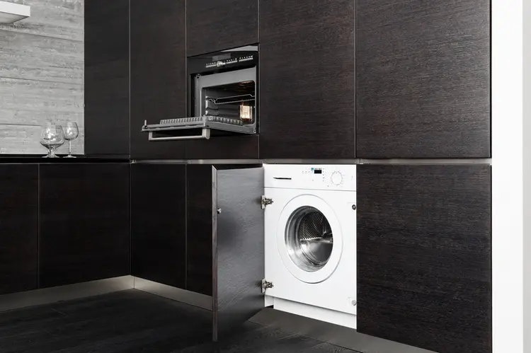 Waschmaschine in der Küche in einem Schrank integriert