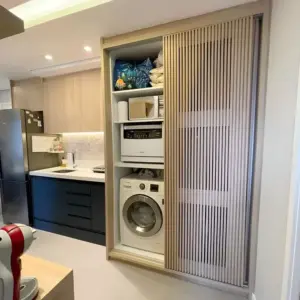 Waschmaschine in der Küche integrieren in einem Hochschrank aus Leisten mit Schiebetür