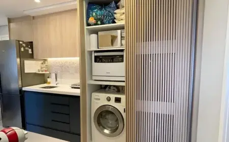 Waschmaschine in der Küche integrieren in einem Hochschrank aus Leisten mit Schiebetür