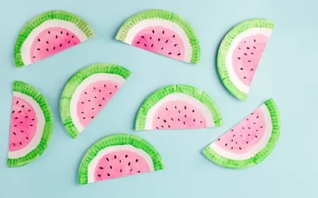 Wassermelonen oder andere Sommerfrüchte gestalten auf Papiertellern mit Aquarellen oder Acrylfarben