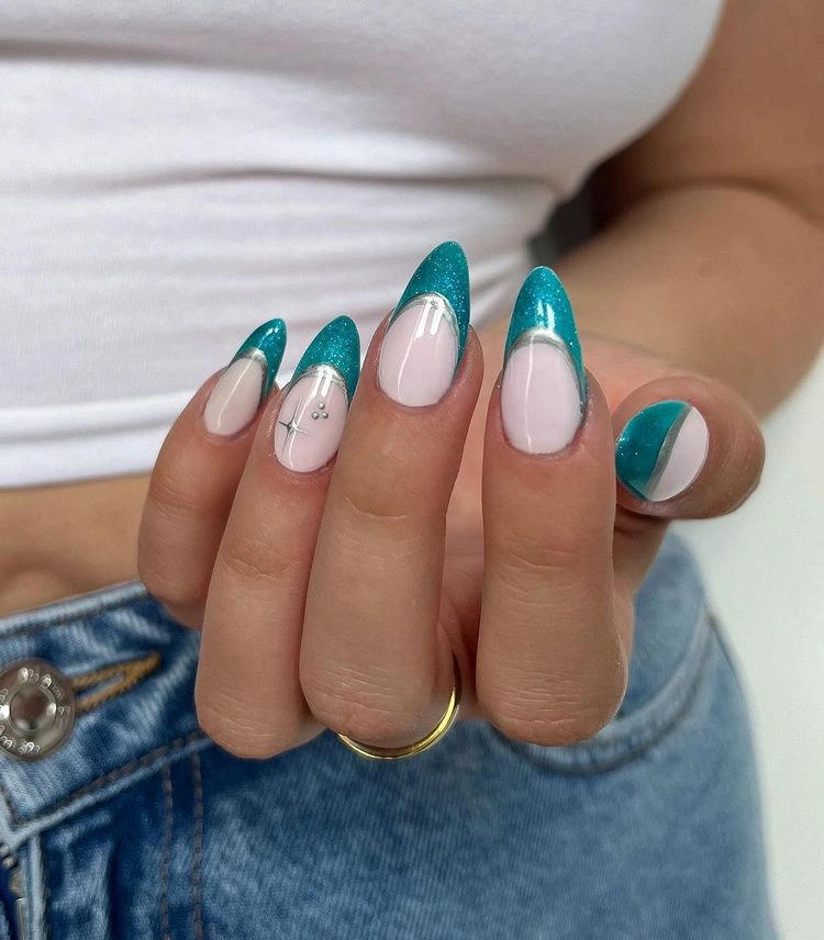 Zweifarbige French Nails als Trend im Sommer 2024