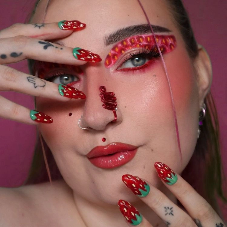 Auffälliges Festival Make-up mit Erdbeermotiven