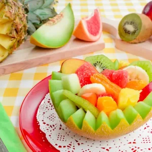 Aus Melone eine Schale für andere Früchte gestalten