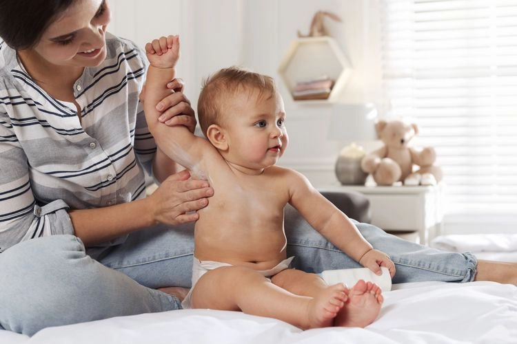 Babypuder verwenden gegen schwitzende Achseln