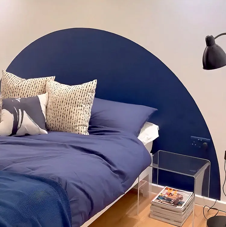 Blauen Halbkreis an die Wand malen im Schlafzimmer als Akzent