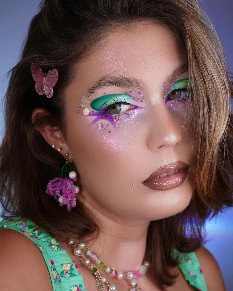 Buntes Make-up mit Schmetterlingsmotiven
