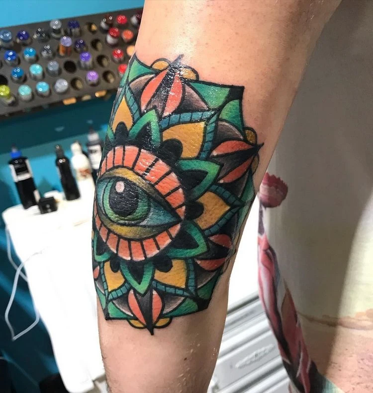 Buntes Mandala Tattoo mit einem Auge in der Mitte stechen lassen