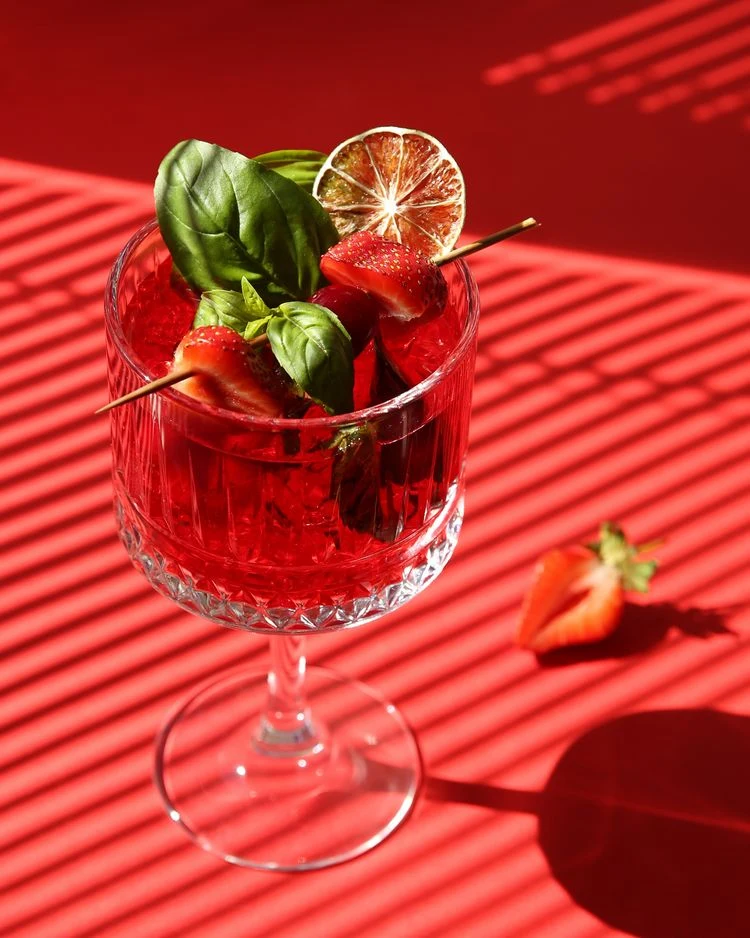 Cocktail mit Erdbeeren, Basilikum und Sekt