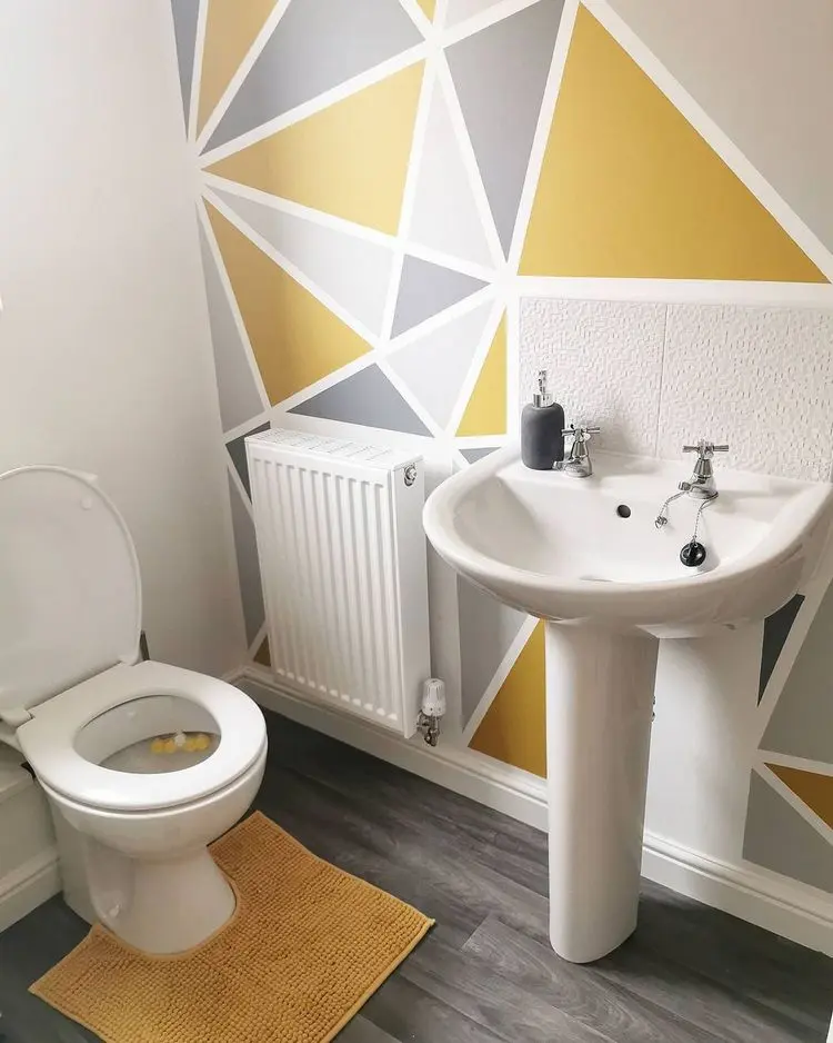 Dreiecke an die Wand malen im Badezimmer zum Aufpeppen der Atmosphäre