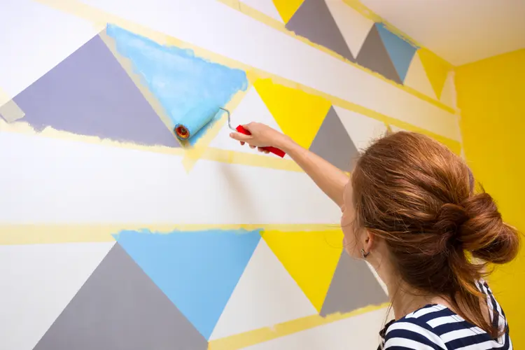 Dreiecke an die Wand malen mit Hilfe von Klebeband - Anleitung zum Nachmachen