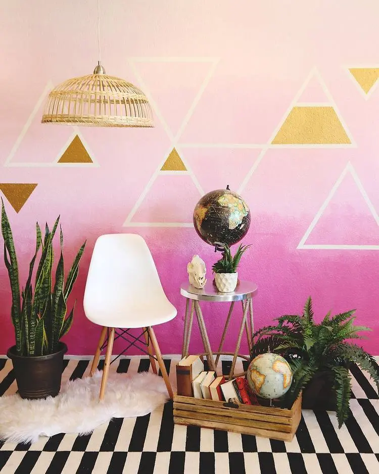 Eine Wand farbig streichen in Ombré und mit weißen und goldenen Dreiecken verzieren