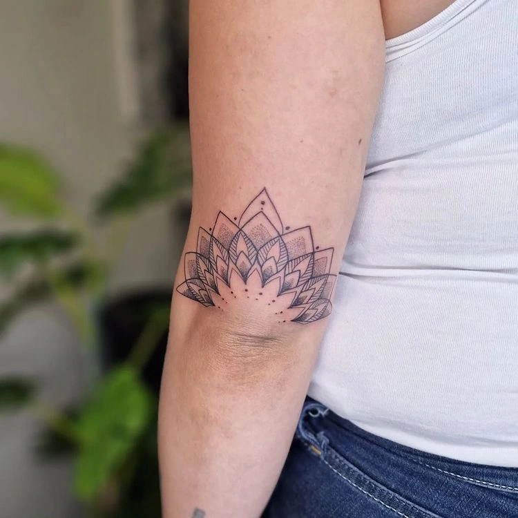 Einfaches, feines Tattoo Design für Frauen
