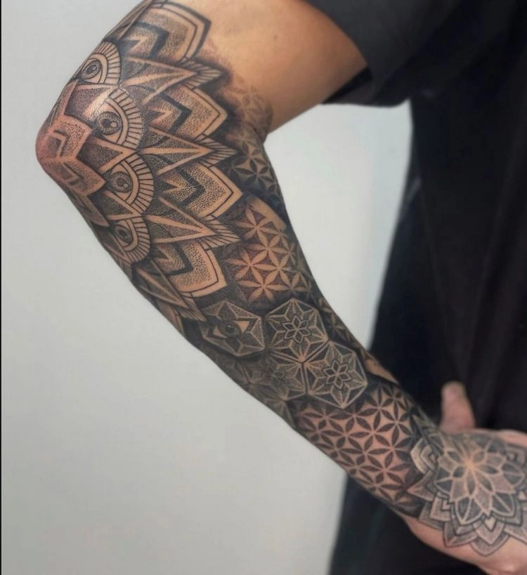 Ellenbogen Tattoo als ein Teil vom Arm-Tattoo für Männer
