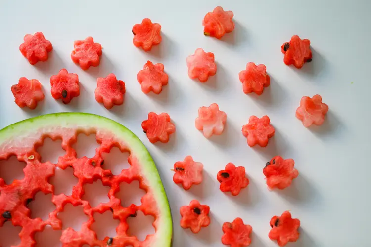 Fingerfood mit Melone für Kinder - Kleine Blumen zum Essen aus Wassermelone