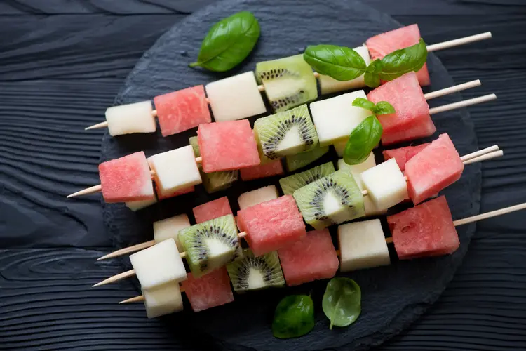Fingerfood mit Melone für Kinder - Würfel aus Wassermelone, Honigmelone und Kiwi