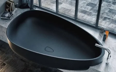 Freistehende Badewanne halb einbauen - Modernes, schwarzes Design in Stein eingelassen