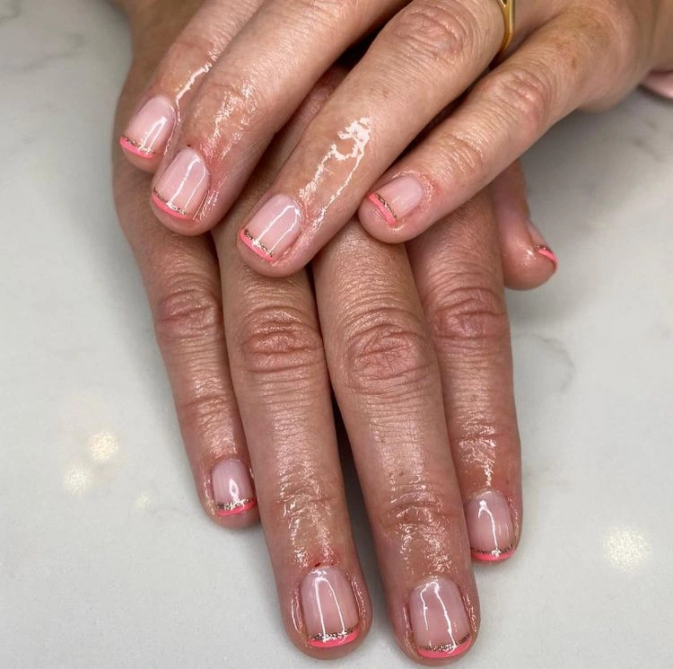 French Nägel mit Glitzer Spitze für Frauen ab 50 - Rosa und Gold kombinieren