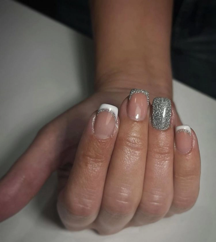 French Nails mit Glitzer Spitze - weiße Tips aufwerten
