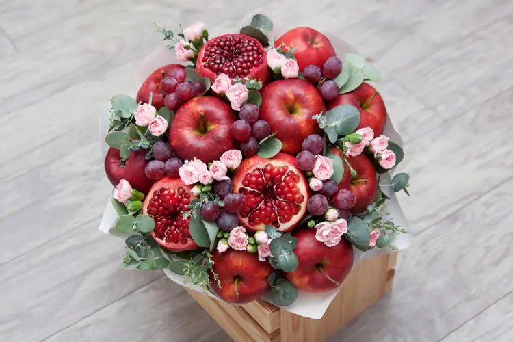 Früchte und Blumen kombinieren - Rote Äpfel, Granatapfel, Trauben, Rosen und Eukalyptus