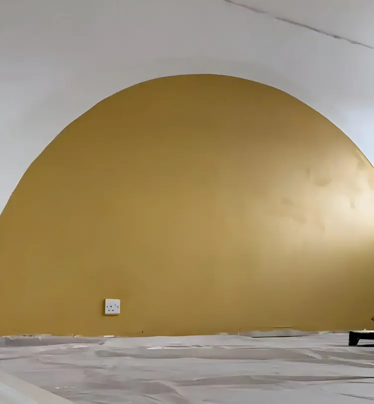 Großen, goldenen Halbkreis an die Wand malen mit Schnur und Bleistift