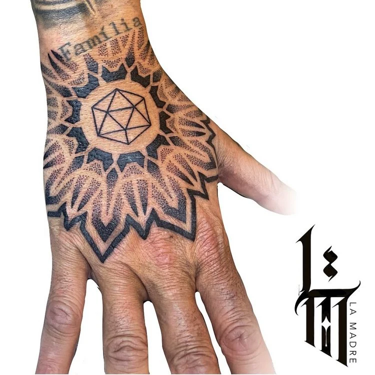 Hand tätowieren lassen mit Mandala-Symbolen