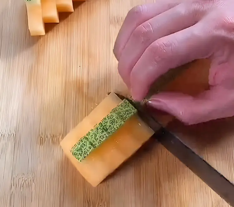Honigmelone schneiden fürs Buffet als Fingerfood mit Schale zum Festhalten
