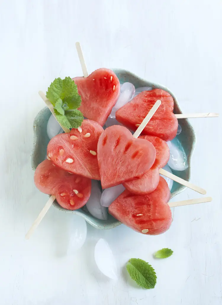 Kleine Frucht-Happen auf Eiswürfeln servieren für lange Frische im Sommer