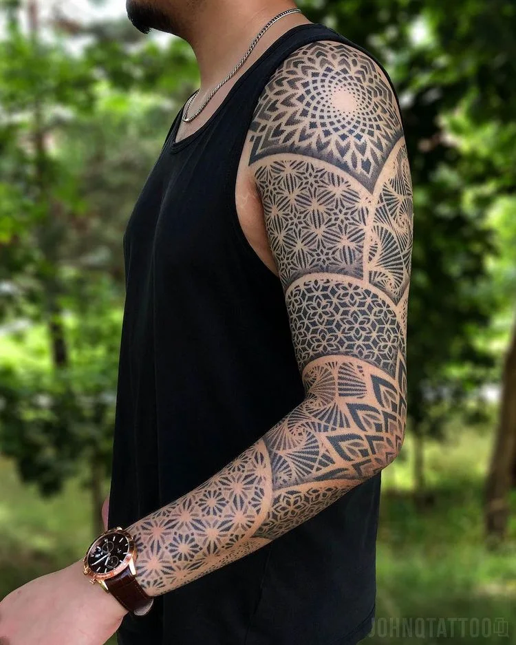 Mandala Tattoo für Männer - Ellenbogen und Arm stechen lassen
