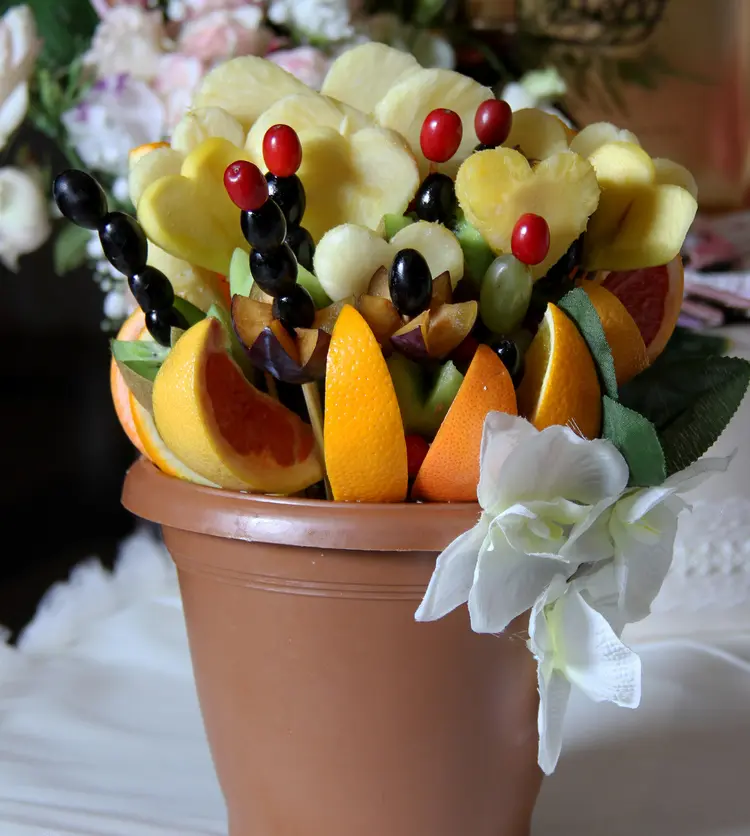 Obst im Topf - Einen Strauß aus geschnittenen Früchten in Herzform und Spalten verschenken